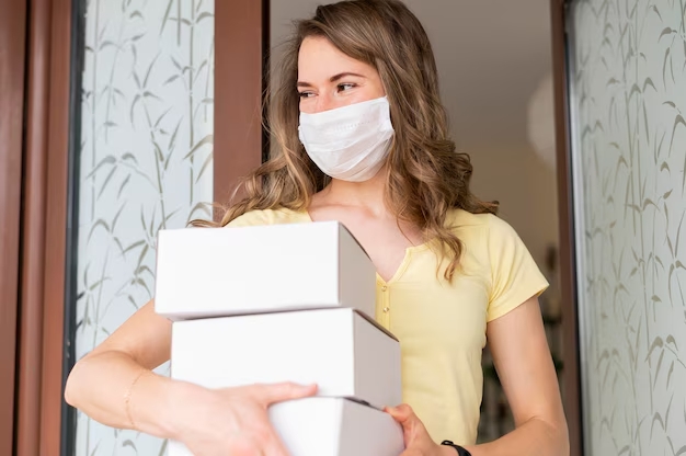 Жінка отримує доставку готових страв Smakovski біля дверей Жінка отримує доставку готових страв Smakovski біля дверей